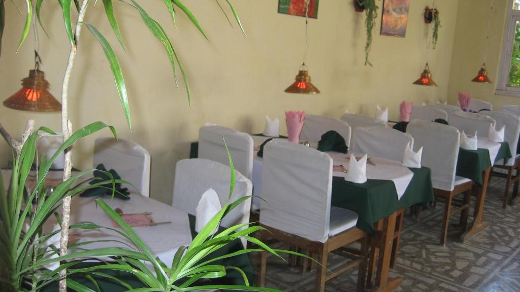 Hotel Yeti Покхара Экстерьер фото
